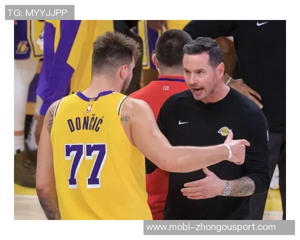 雷迪克称赞东契奇与詹姆斯低位表现期待艾顿接球机会增多