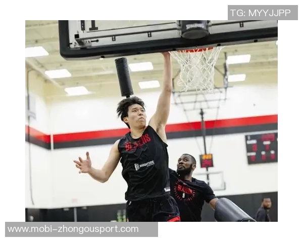 开拓者媒体人杨瀚森亲历亚当斯力量展现感受最强壮之人魅力